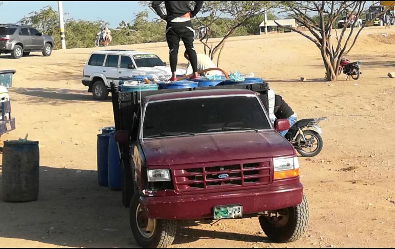 Exhortan a la ciudadanía a que denuncie de manera anónima la venta o sustracción ilegal de hidrocarburo a los teléfonos 0133-39423342 y 0133-39423320. EFE / J. Gomi