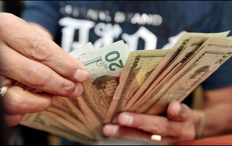 El tipo de cambio para solventar las operaciones denominadas en moneda extranjera pagaderas en el país se coloca en 19.2456 pesos. EL INFORMADOR / ARCHIVO