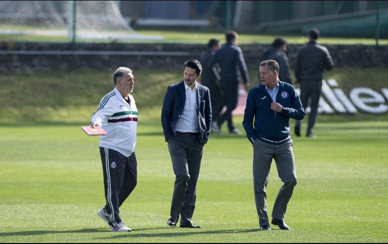 El pasado lunes, durante su presentación, Martino (I) aseguró que se presentaría en las prácticas de los equipos del futbol mexicano. MEXSPORT / J. Ramírez