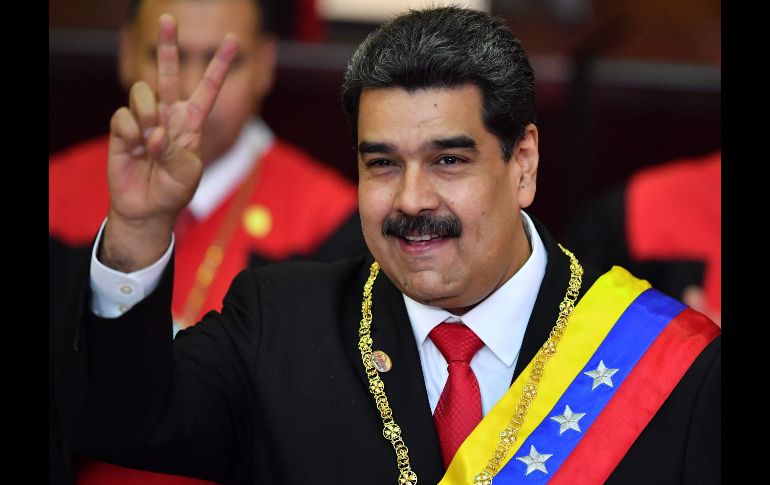 Nicolás Maduro hace la señal de la victoria tras asumir su segundo mandato como presidente de Venezuela ante la Suprema Corte de Justicia, en Caracas. AFP/Y. Cortez