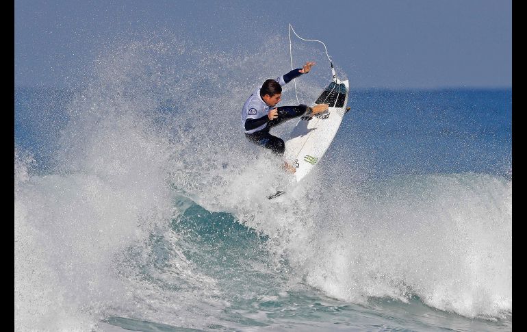 El español Luis Díaz participa en una prueba clasificatoria de la QS 3,000, de la Liga Mundial de Surf, en Netanya, Israel. AFP/J. Guez