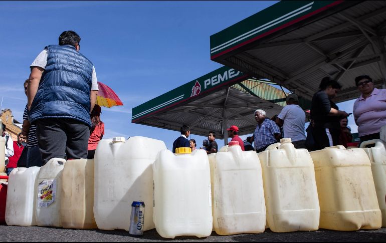 Debido al desabasto, cada vez es más frecuente encontrar personas que utilizan este tipo de recipientes en las estaciones de servicio en espera del combustible. SUN /