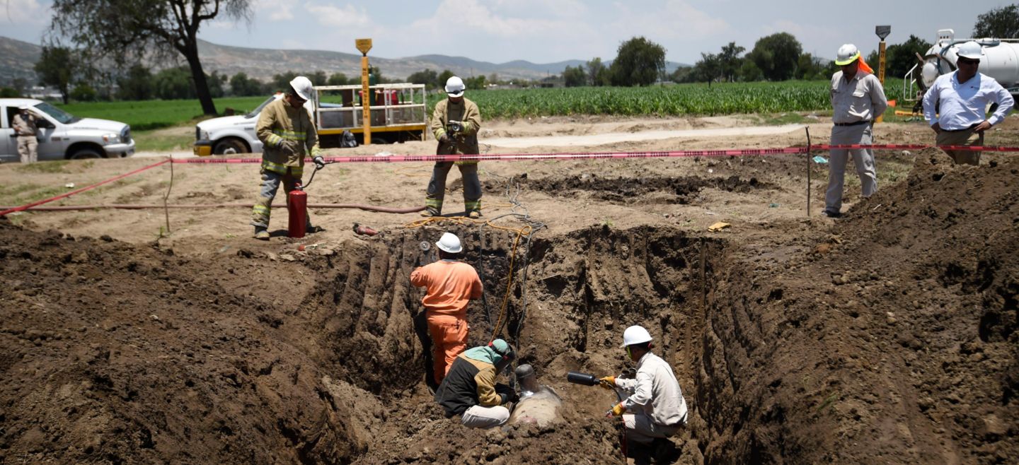 Trabajadores de Pemex reparan una fuga en una toma en Tepeaca, Puebla. AFP/ARCHIVO