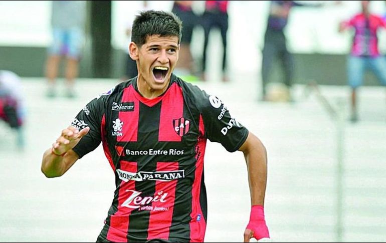 La temporada pasada, el sudamericano vistió la también playera rojinegra del Patronato de Paraná, Argentina, donde en 11 partidos anotó seis goles. ESPECIAL /