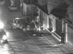 Un video captado por cámaras de seguridad muestra cuando el sujeto escapa con mercancía robada; también se aprecia cuando tropieza con la bicicleta y posteriormente es aprehendido. TWITTER / @CES_Morelos