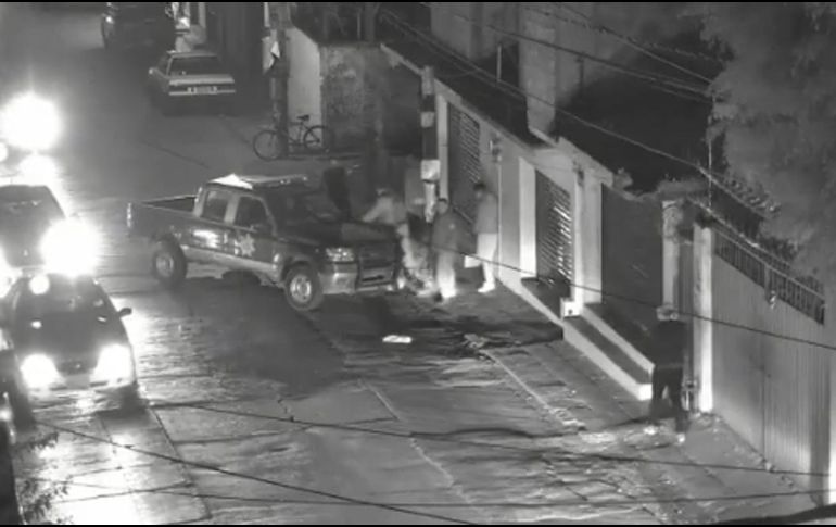 Un video captado por cámaras de seguridad muestra cuando el sujeto escapa con mercancía robada; también se aprecia cuando tropieza con la bicicleta y posteriormente es aprehendido. TWITTER / @CES_Morelos
