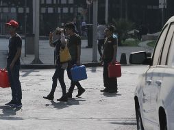 El desabasto genera compras de pánico y las largas filas para adquirir combustible. NTX/G. Durán