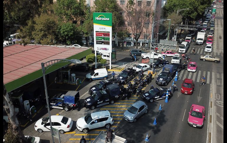 Conductores esperan para comprar gasolina en Ciudad de México. EFE/M. Ascencio