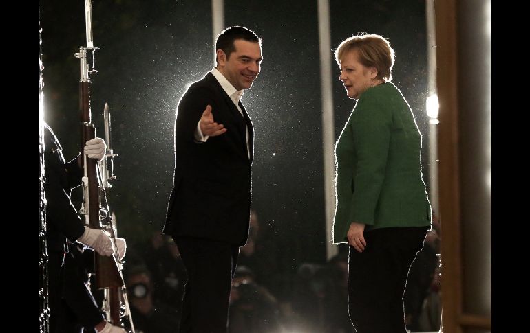 El primer ministro griego, Alexis Tsipras, da la bienvenida a la canciller alemana, Angela Merkel, a su llegada a la mansión Máximos en Atenas, Grecia. EFE/S. Pantzartzi
