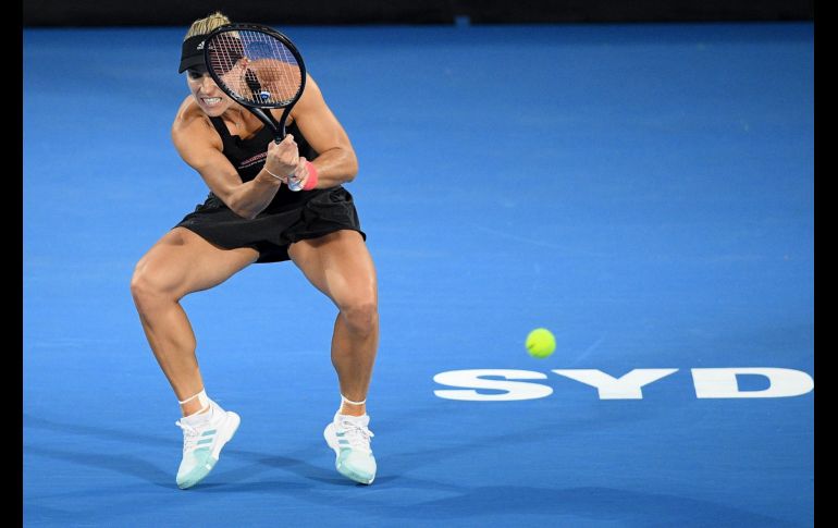 La tenista alemana Angelique Kerber devuelve la bola a la checa Petra Kvitova, durante el partido de cuartos de final que enfrentó a ambas en el torneo en Sídney, Australia. EFE/D. Himbrechts