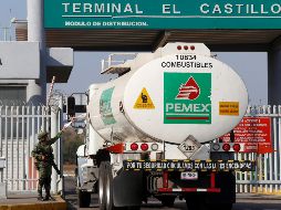 Pemex aseguró que seguirá ejecutando el plan alternativo de distribución por pipas hasta que se regularice el suministro. EFE/F. Guasco