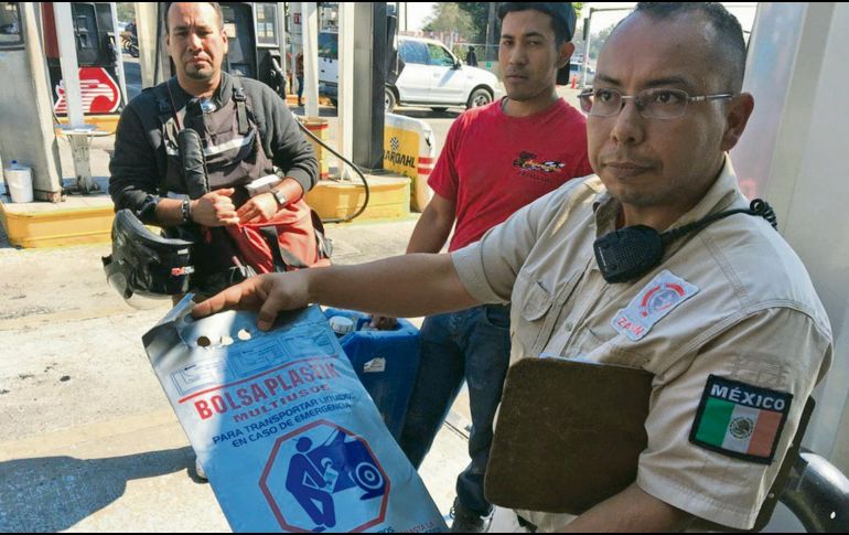 Bomberos de Zapopan acudieron a una gasolinera para orientar a quienes están llevando combustible en bidones a que lo hagan en bolsas adecuadas de polietileno de alta densidad, que cuentan con sello hermético y que evitan que el contenido se derrame. ESPECIAL