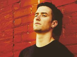 Henderson de 27 años se encuentra en su faceta de solista; los conciertos que prepara están repletos de luz, música, baile y sudor. FACEBOOK / 1Logan.Henderson.BTR