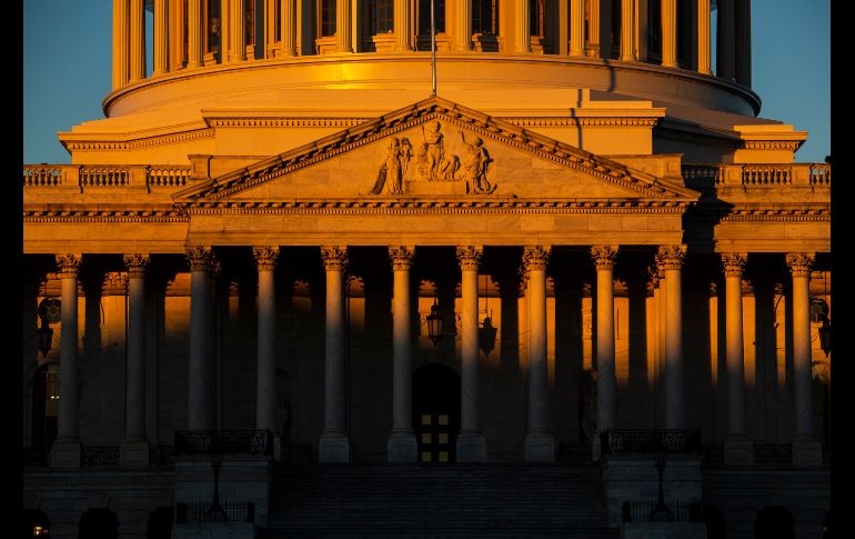 El Capitolio se ve al amanecer en Washington, en el día 21 del cierre gubernamental estadounidense. AP/J. Applewhite