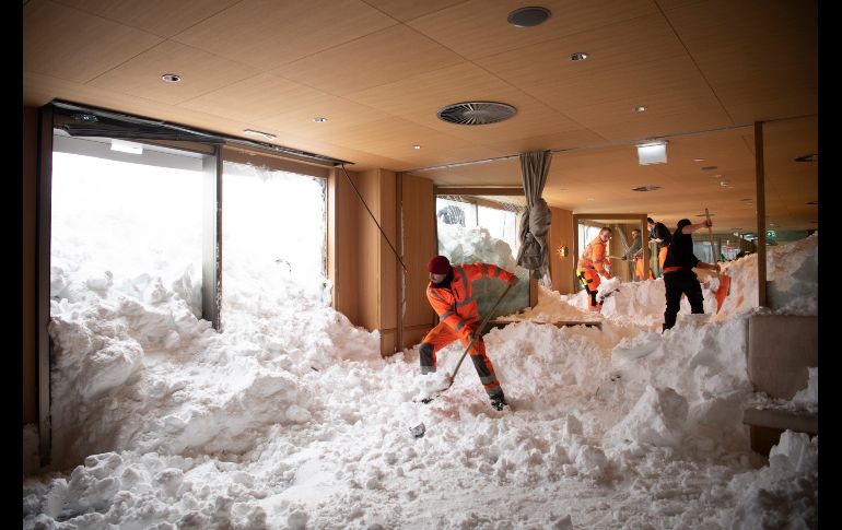 Labores para limpiar el interior del hotel Saentis en Schwaegalp, Suiza, luego de una avalancha. La Policía reportó tres personas lesionadas por el alud ocurrido ayer. AP/Keystone/G. Ehrenzeller