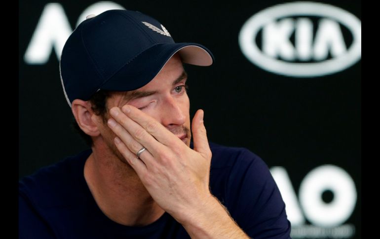 El tenista británico Andy Murray se limpia las lágrimas en una rueda de prensa del Abierto de Austrialia en Melbourne. Murray anunció que este podría ser su último torneo debido a una lesión de cadera que le ha afectado por casi dos años. AP/M. Baker