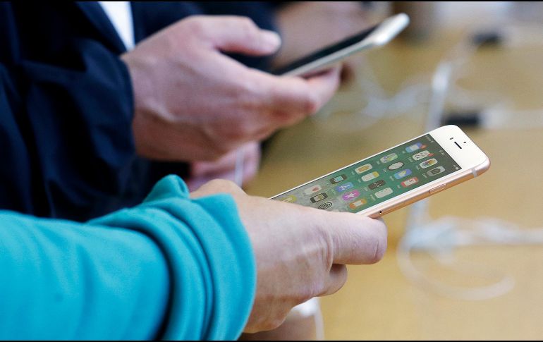 Apple está estudiando a la competencia china para intentar conquistar de nuevo al mercado, con la posibilidad de integrar en sus teléfonos una doble tarjeta SIM. AP/ ARCHIVO