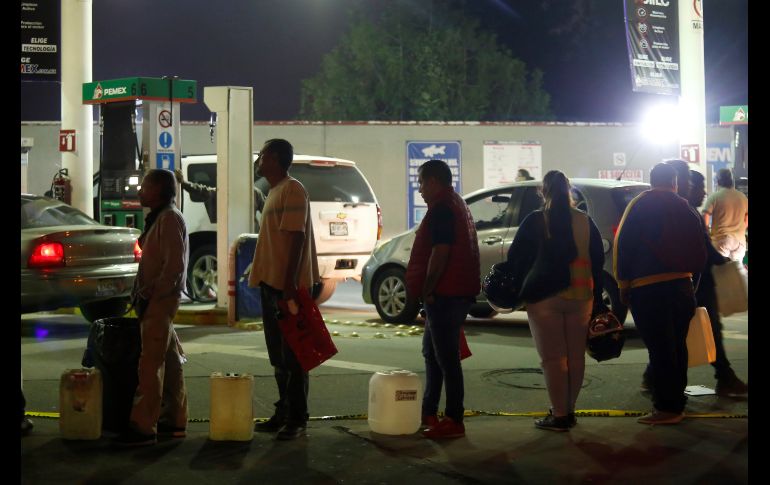 Consumidores esperan conseguir un poco de gasolina en Guadalajara, Jalisco, donde se registra escasez del combustible. EFE/F. Guasco