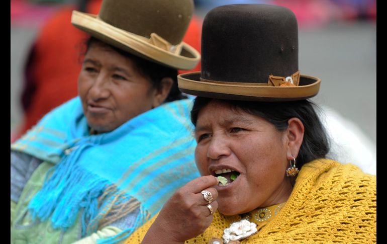 Mujeres aymara mastican hojas de coca en La Paz, Bolivia, durante el Día Nacional del Acullico o masticado de la hoja de coca, que se celebra cada 11 de enero. AFP/J. Bernal
