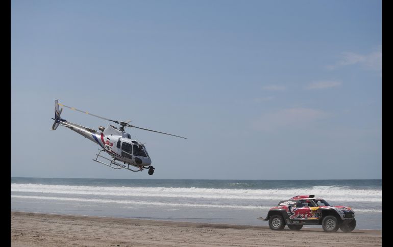 El francés Stephane Peterhansel conduce su Mini durante la quinta etapa del Rally Dakar 2019, que se corre entre las poblaciones peruanas de Tacna y Arequipa. EFE/E. Arias