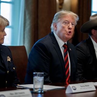 Trump asegura que no tiene previsto declarar emergencia nacional