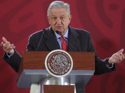 El tabasqueño refirió que los jóvenes recibirán los recursos a través de una tarjeta con la que podrán cobrar la beca en un banco o en el Banco del Bienestar. SUN/S. Gutiérrez