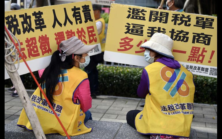 Mujeres en chalecos amarillos protestan afuera del Ministerio de Finanzas en Taipei. AFP/S. Yeh