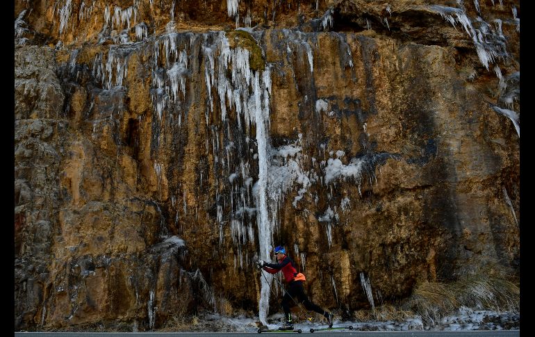 Un hombre esquía mientras pasa por una roca con témpanos en El Roncal, en el norte de España. AP/A. Barrientos