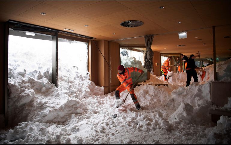 Trabajadores del hotel Saentis quitan nieve luego de que una avalancha rompiera las ventanas y se metiera a las habitaciones y el comedor. AP/G. Ehrenzeller