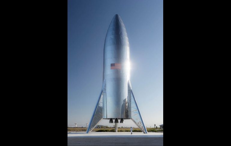 Starship no es de fibra de carbono, un material que es más liviano, porque es menos resistente que el acero a las temperaturas extremas, tanto frías como calientes, a las que el cohete se verá sometido. AFP / Elon Musk