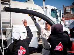 Autotanques privados, que serán custodiados por policías a bordo de vehículos oficiales, transportarán combustible en zonas críticas. AFP/P. Pardo