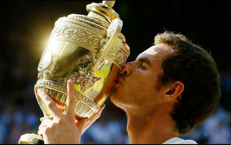 Andy Murray besa la copa del campeonato de Wimbledon 2013, la cual ganó a Novak Djokovic. AP / K. Wigglesworth