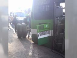 Autoridades de seguridad explican que por el hecho no resultaron personas lesionadas, aunque se valoró el estado de salud de uno de los pasajeros. ESPECIAL/ Bomberos de Guadalajara