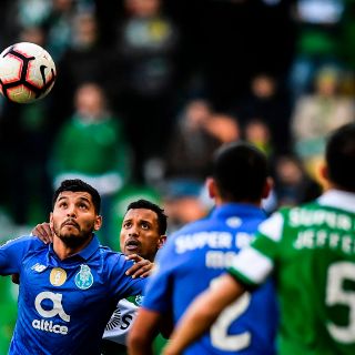 Con “Tecatito” y Herrera, Porto iguala con el Sporting