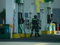 Aun cuando el sujeto rompió su letrero, los policías lo aprehendieron, pues en su camioneta encontraron 12 bidones de 20 litros cada uno. EL INFORMADOR/ ARCHIVO