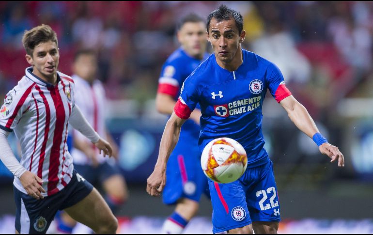 ''Si ellos (Chivas) juegan con 11, nosotros vamos a emparejarle las cosas dentro del campo'', dijo el técnico portugués, pues de sus 18 convocados, 12 serían aztecas. MEXSPORT / ARCHIVO
