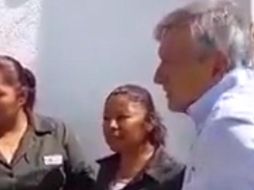 López Obrador hace escala en gasolinera y comprueba la escasez