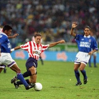 Chivas enfrenta a Cruz Azul en el Azteca 23 años después