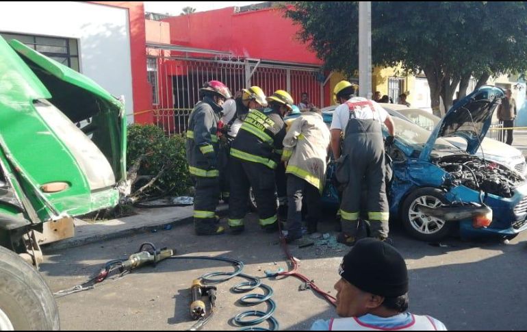Autoridades refieren que los lesionados fueron trasladados a la Cruz Roja para continuar con su valoración. ESPECIAL/ Bomberos de Guadalajara