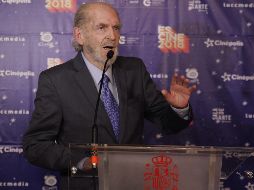 Fernando Luján recibe el premio Luis Buñuel por su aporte a la industria fílmica Iberoamericana durante la VI muestra de cine español, en la Ciudad de México. EFE/S. Gutiérrez