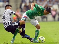 Carlos Rodríguez (i), de Rayados de Monterrey, disputa el balón con Jorge Díaz (d), de León, durante el partido correspondiente a la jornada 2 del Torneo Clausura 2019. EFE/M. Sierra