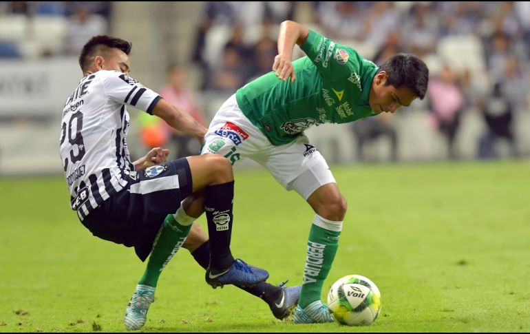 Carlos Rodríguez (i), de Rayados de Monterrey, disputa el balón con Jorge Díaz (d), de León, durante el partido correspondiente a la jornada 2 del Torneo Clausura 2019. EFE/M. Sierra