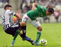 Carlos Rodríguez (i), de Rayados de Monterrey, disputa el balón con Jorge Díaz (d), de León, durante el partido correspondiente a la jornada 2 del Torneo Clausura 2019. EFE/M. Sierra