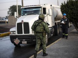 Elementos del Ejército, la Semar y la PRG continúan con las medidas de seguridad en las instalaciones de Pemex. AFP/P. Pardo