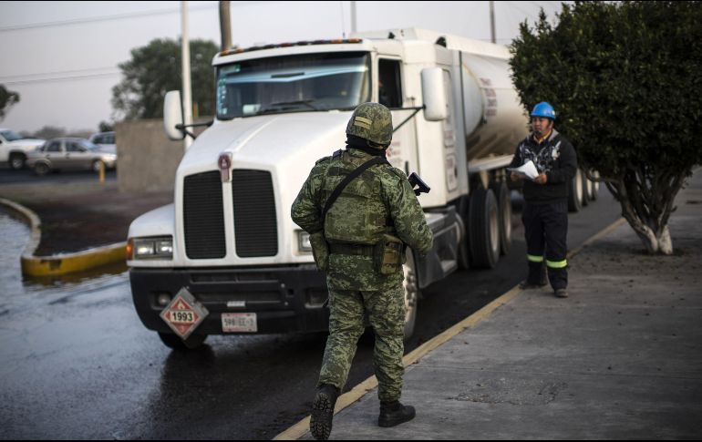 Elementos del Ejército, la Semar y la PRG continúan con las medidas de seguridad en las instalaciones de Pemex. AFP/P. Pardo