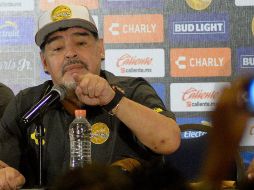 Maradona permanecerá hospitalizado hasta el lunes para evaluar su evolución, pero descartan cualquier tipo de complicación. EFE/ARCHIVO