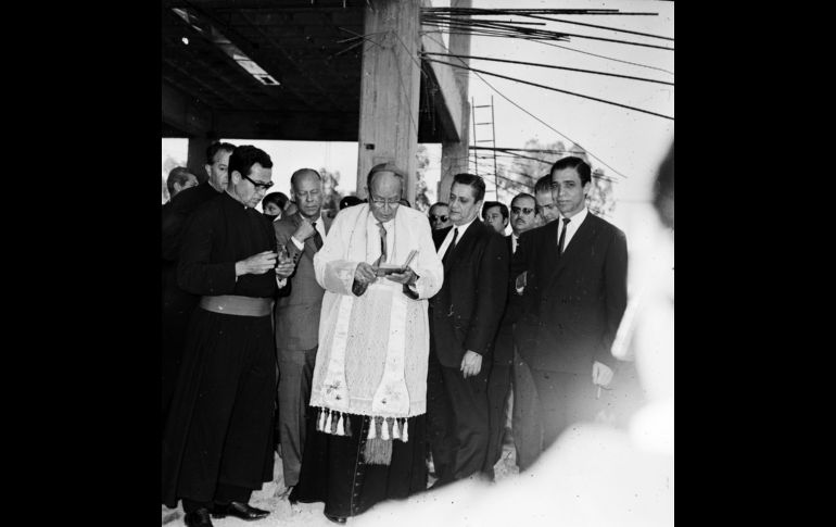 Apoyo. El cardenal José Garibi Rivera realizó la bendición de la obras de construcción.