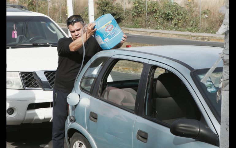 Un ciudadano llena el tanque de su auto. EL INFORMADOR / A. Camacho