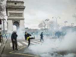 Manifestantes se enfrentan a antimotines en los alrededores del Arco del Triunfo. EFE