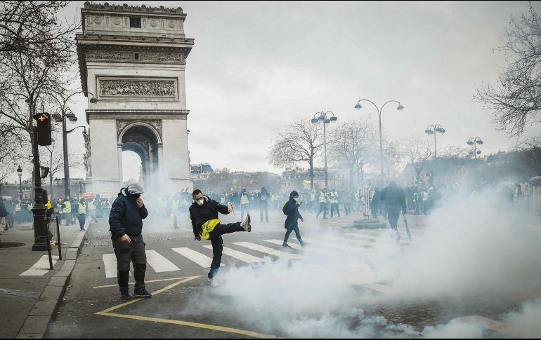 Manifestantes se enfrentan a antimotines en los alrededores del Arco del Triunfo. EFE